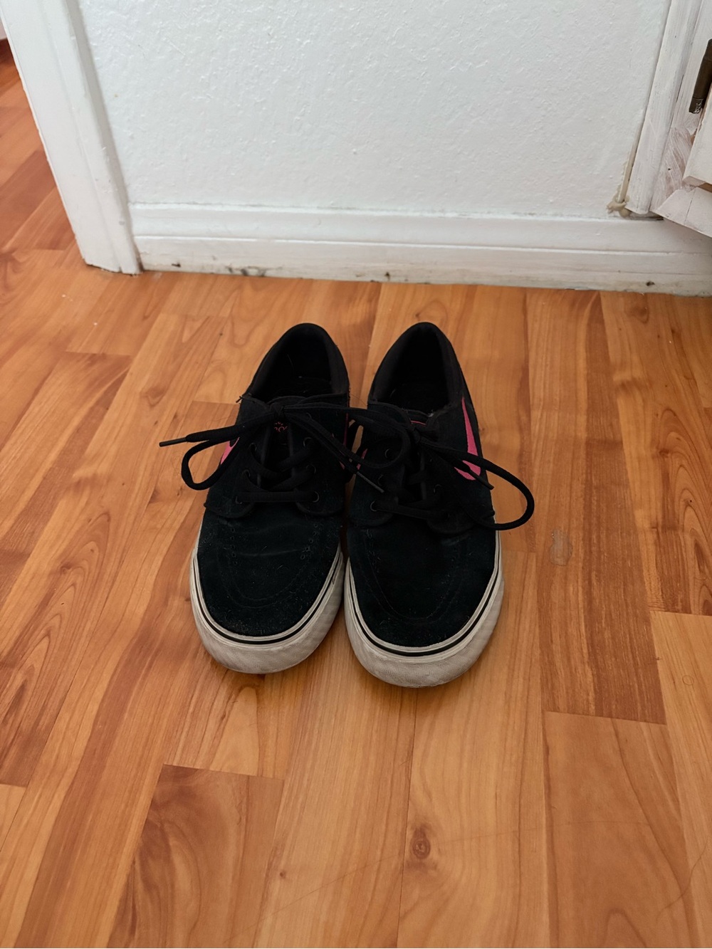 Black Low-Top Nike SB Sneakers with Pink Accent